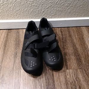 Size 43 Louis Garneau   men's cycling show black